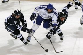爱游戏app下载-体坛双线战报，同日两场巅峰对决，胜负一念之间